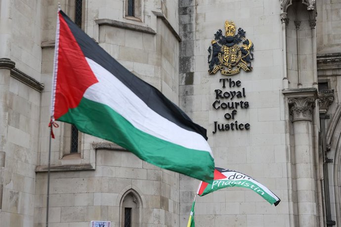 Archivo - April 28, 2026, London, United Kingdom: Flags of Palestine fly during a Palestine Action protest outside the Royal Courts of Justice in London as the government appeals the high court ruling that the ban on the activist group Palestine Action is