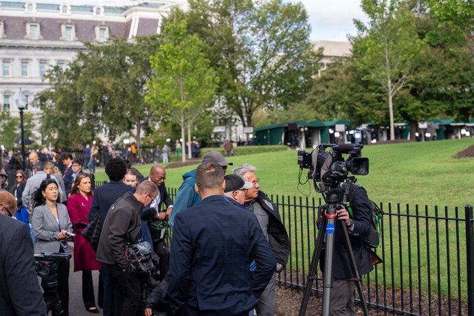 24 de setembro de 2026, Washington, Distrito de Columbia, Estados Unidos: As emissoras de TV que fazem parte da imprensa credenciada da Casa Branca se recusam a entrar no Jardim das Rosas até que haja esclarecimentos sobre o retorno da CNN, do MSNOW e do 