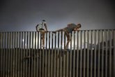 Foto: Última hora de la crisis migratoria en Ceuta 2026, en directo: Marruecos, menores y asentamientos en playas y túneles