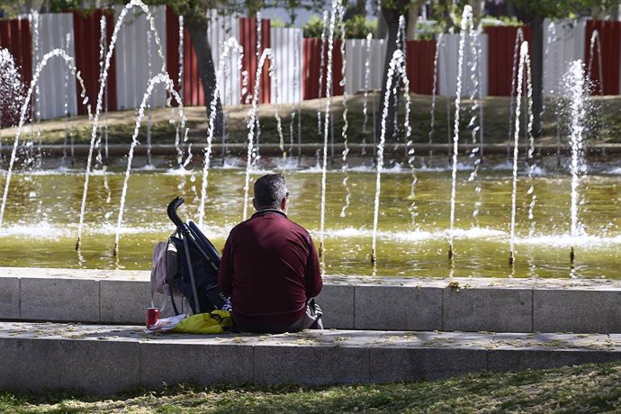 Archivo - Varias personas en el parque de Madrid Río, a 6 de abril de 2026, en Madrid (España). 