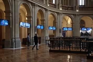 Archivo - Interior del Palacio de la Bolsa, a 21 de octubre de 2021, en Madrid (España). 
