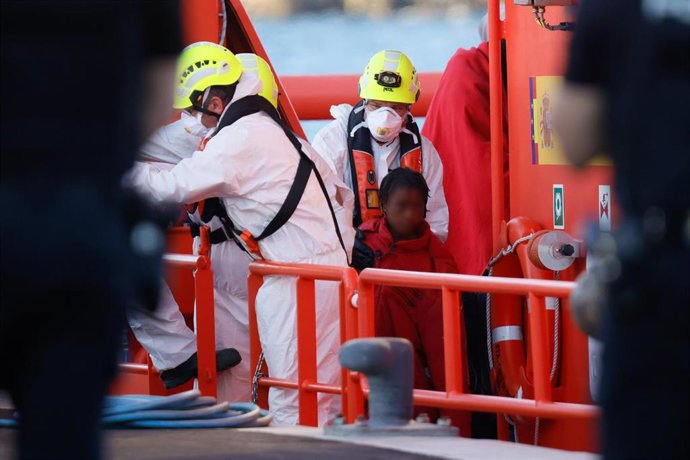 Archivo - Varios migrantes son rescatados y trasladados por Salvamento Marítimo.