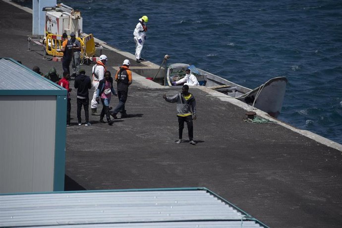 Archivo - Migrantes bajan de un cayuco a su llegada al puerto de La Restinga, en El Hierro, Canarias (España)