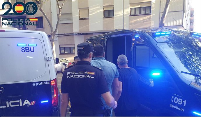 Dos de los detenidos, conducidos por agentes.