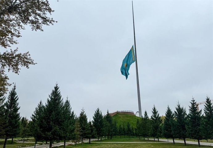 Bandera de Kazajistán ondeando a media asta en Astaná por la muerte de catorce militares por un temporal durante unas maniobras en el mar Caspio