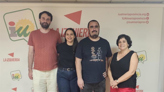 Enrique Ruiz, a la derecha de la imagen, encabezará la candidatura de IU en las elecciones municipales de Almería junto con Nicolás Martín, Paula Ridao y Teresa Fernández