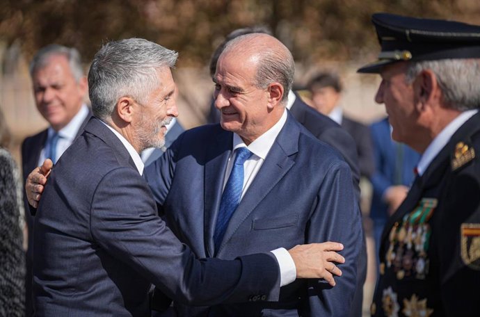 Archivo - El ministro del Interior, Fernando Grande-Marlaska, saluda al director general de la Policía, Francisco Pardo