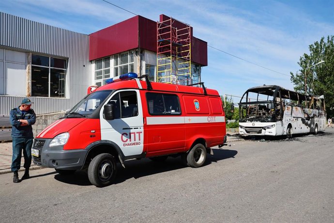 Archivo - Un vehículo de los servicios de emergencia tras un ataque de Ucrania contra un vehículo en la zona de la provincia ucraniana de Donetsk ocupada por las tropas de Rusia en el marco de la invasión lanzada en febrero de 2022 (archivo)