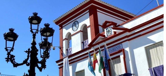 Fachada del Ayuntamiento de Benacazón. Archivo.