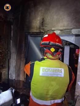 Bombers extingixen un incendi en una vivenda de Sagunt