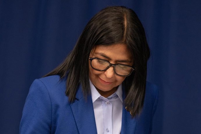 21 de setembro de 2026, Bronx, Nova York, EUA: Delcy Rodríguez Gómez, presidente interina da República Bolivariana da Venezuela, assina o livro de visitas durante encontro com o secretário-geral da ONU, António Guterres, na sede da ONU em Nova York, NY, e