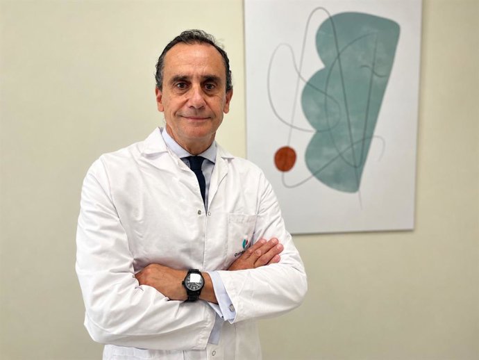 Imagen del doctor y jefe de servicio de Cirugía General del Hospital Quirónsalud Sagrado Corazón, Salvador Morales, nombrado como nuevo secretario general de la Federación Internacional de Sociedades de Cirugía Endoscópica (IFSES).