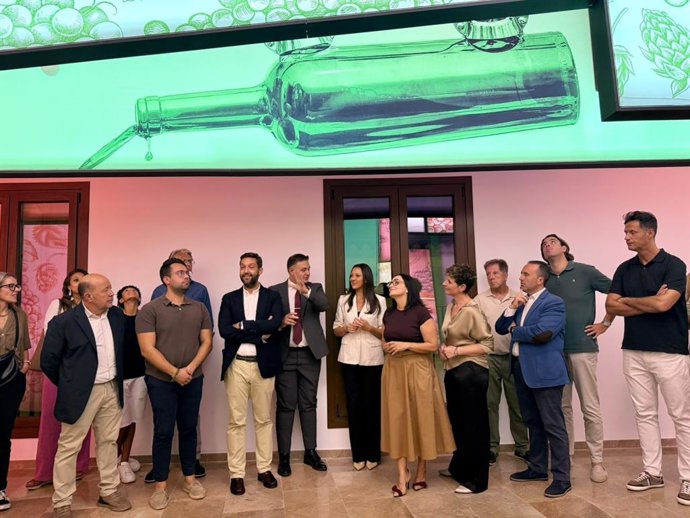 La consejera de Turismo, Cultura y Deportes, Carmen Conesa, junto a la alcaldesa de Yecla, Remedios Lajara, y otras autoridades, anoche en la inauguración del nuevo Centro de Enoturismo de Yecla