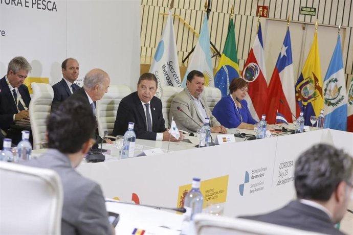 El ministro de Agricultura, Pesca y Alimentación, Luis Planas (3d), junto al secretario general adjunto de la Segib, José Frederico Ludovice (4d), en la XII Conferencia Iberoamericana de Ministros de Agricultura y Pesca celebrada en Córdoba.