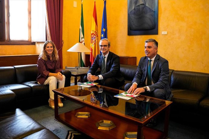 Representantes de Cacof le trasladan a la presidenta del Parlamento la situación del sector farmacéutico y sus objetivos.