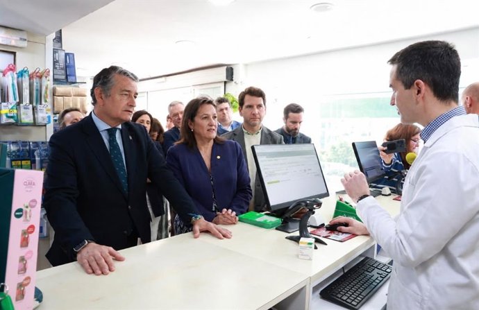 El vicepresidente primero y consejero de Presidencia, Sanidad y Emergencias, Antonio Sanz, en una farmacia de Sevilla capital.
