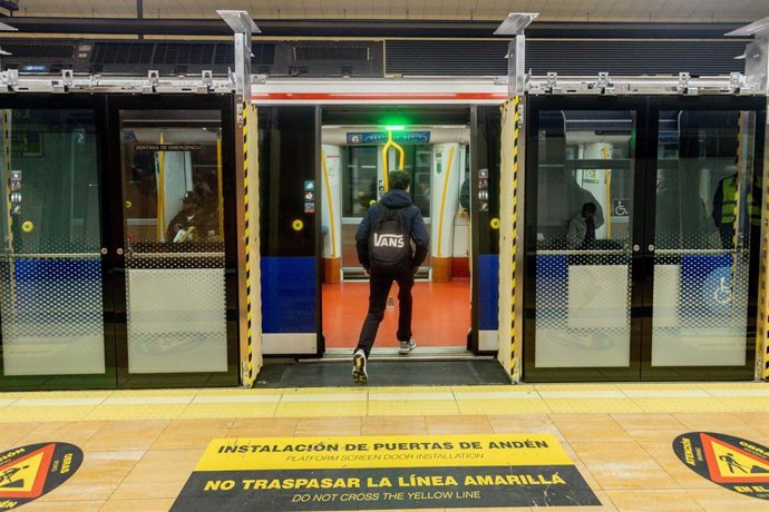 Archivo - Varias puertas de Andén colocadas recientemente, en la línea 6 del metro de Madrid