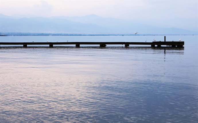 Archivo - BUJUMBURA, Nov. 5, 2022  -- This photo taken on Nov. 2, 2022 shows Lake Tanganyika in Bujumbura, Burundi.