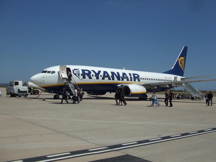 Archivo - Avión de Ryanair