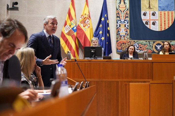 El presidente del Gobierno de Aragón, Jorge Azcón, interviene en la sesión plenaria de las Cortes autonómicas.