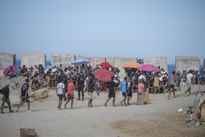 Varios migrantes acampados en la playa del Trampolín, a 23 de septiembre de 2026, en Ceuta (España).
