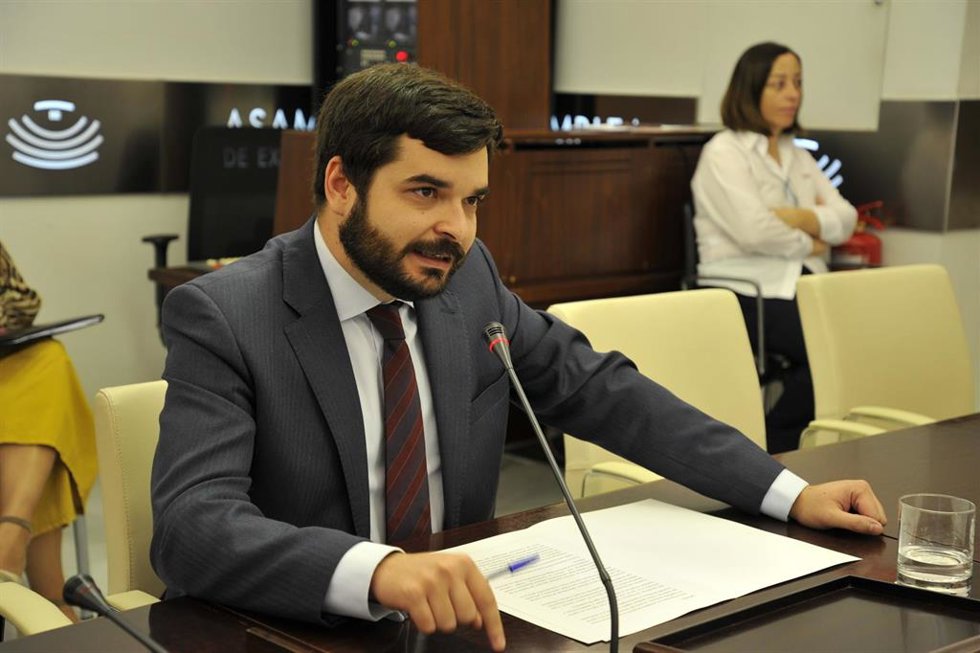 El director general de Servicios Sociales, Infancia y Familia de la Junta de Extremadura, Eliseo Fernández, en comisión de la Asamblea