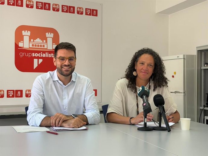 El conseller insular del PSIB y secretario general de las juventudes socialistas de Mallorca, Joan Méndez, y la portavoz del PSIB en el Consell de Mallorca, Catalina Cladera.