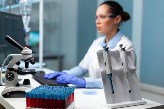Imagen de archivo de una farmaceútica en un laboratorio.