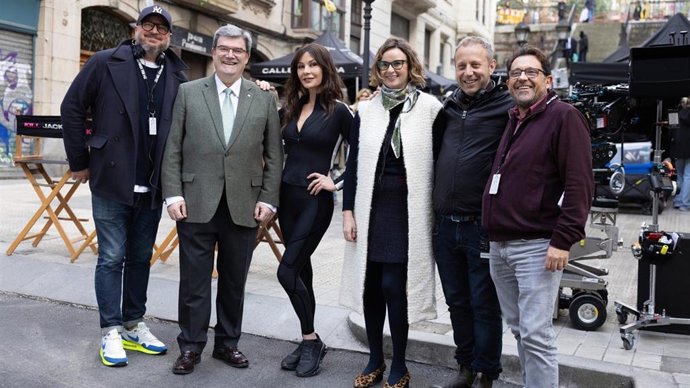 Visita al rodaje de 'Kill Jackie' de la diputada general de Bizkaia y el alcalde de Bilbao.