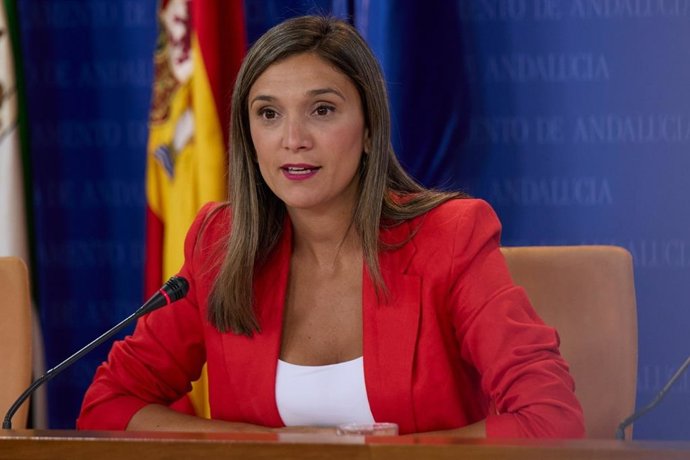La portavoz adjunta del Grupo Socialista en el Parlamento andaluz María Márquez, en rueda de prensa. (Foto de archivo).