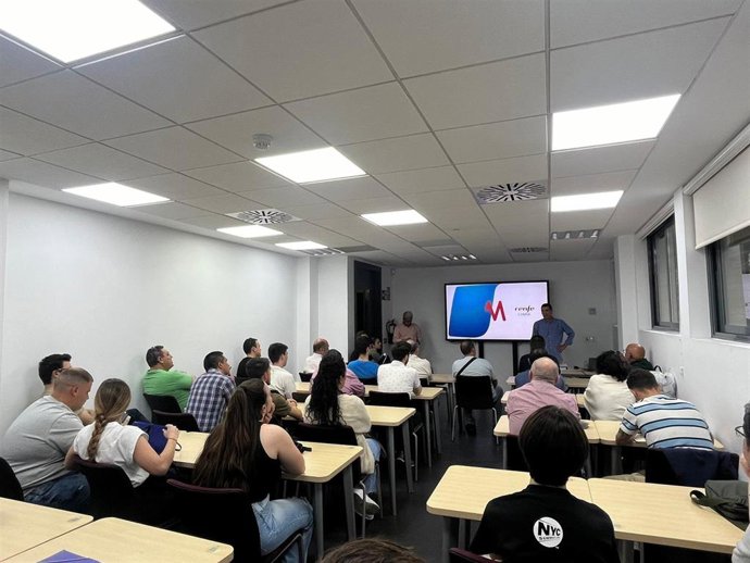 El Centro Homologado de Formación de Renfe inicia la XX promoción del Curso de Aspirantes a Maquinista en Sevilla.