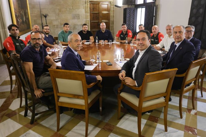 La Generalitat i organitzacions sindicals dels bombers forestals  -CGT, SPPLB, CCOO, UGT i EMAD-- han arribat a un acord que permetrà mobilitzar més de 15,4 milions d'euros per a la millora del salari i el reforç de plantilla