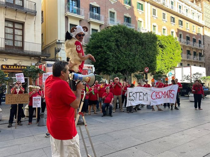 Personal de prevención de incendios frente al Palau de la Generalitat