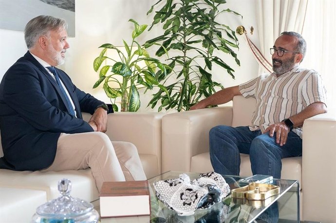 El director de la Fundación Academia Europea e Iberoamericana de Yuste, Fernando Pizarro, y el presidente de la Diputación de Cáceres y miembro del Patronato de la Fundación, Miguel Ángel Morales, en una reunión de trabajo