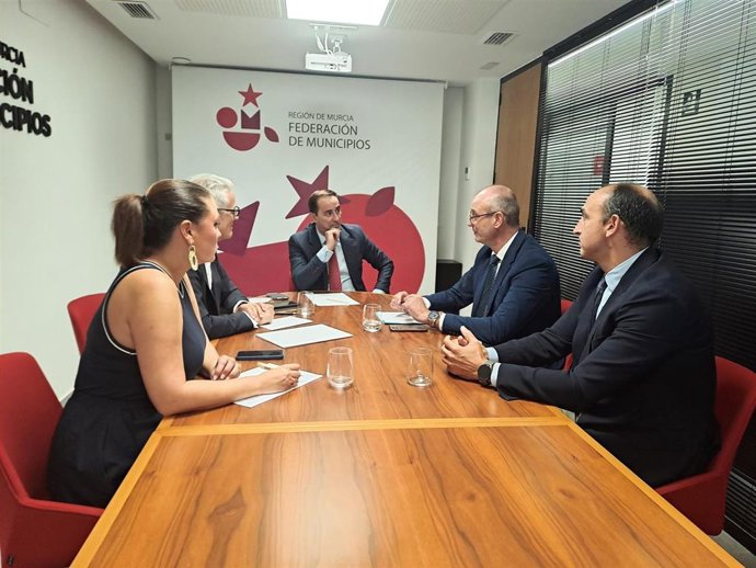 El consejero de Educación y Formación Profesional, Víctor Marín, presenta el 'Plan ClimaTIZA' en la Federación de Municipios