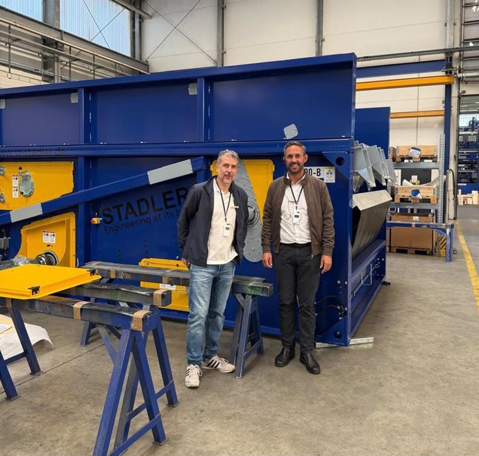 El diputado provincial de Contratación, Agua, Promoción Agraria y Medio Ambiente de Granada, Antonio Mancilla, visita el centro de pruebas de Stadler en Alemania.