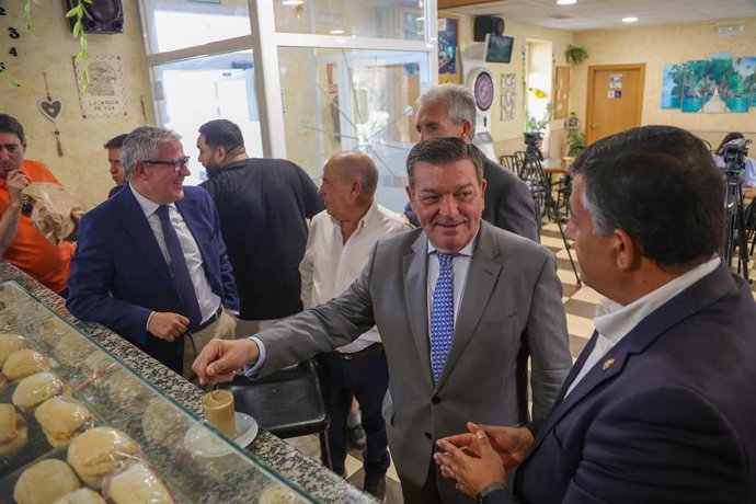 González Gago en la visita este viernes al bar La Casuca de Yoa en el municipio de Niharra (Ávila)