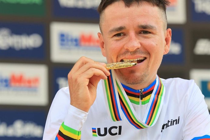 El ciclista británico Thomas Pidcock celebrando su medalla de oro en el Campeonado del Mundo de ciclismo de montaña disputado en Val di Sole.
