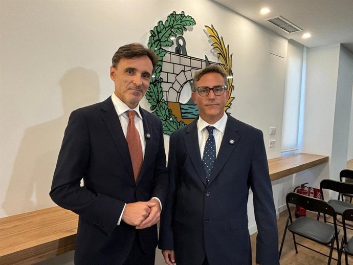 El Consejero De Infraestructuras Y Desarrollo Territorial, Jorge García Montoro, Junto Al Decano Del Colegio De Ingenieros De Caminos, Canales Y Puertos De La Región De Murcia, Lázaro Badenes