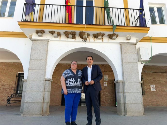 María Zulima Perea y José Antonio Nieto, ante el Ayuntamiento de Los Blázquez.