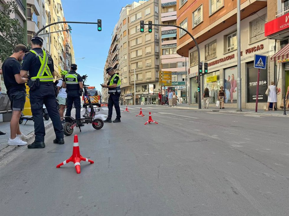Control de la Policía Local de Jaén sobre patinetes eléctricos.