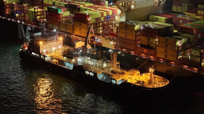 Archivo - Primera operativa de suministro de gas natural licuado a un barco de mercancías en el Puerto de Málaga.