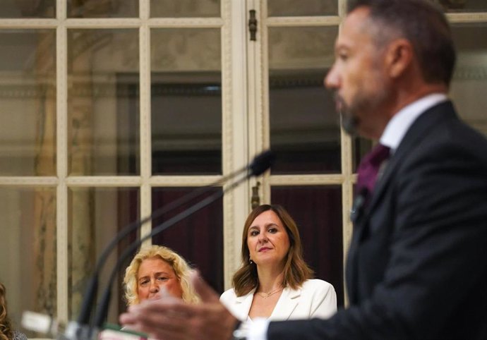 Archivo - La alcaldesa de València, María José Catalá, observa al portavoz de Vox, Juanma Badenas, durante un acto en el ayuntamiento de la ciudad. Imagen de archivo. 