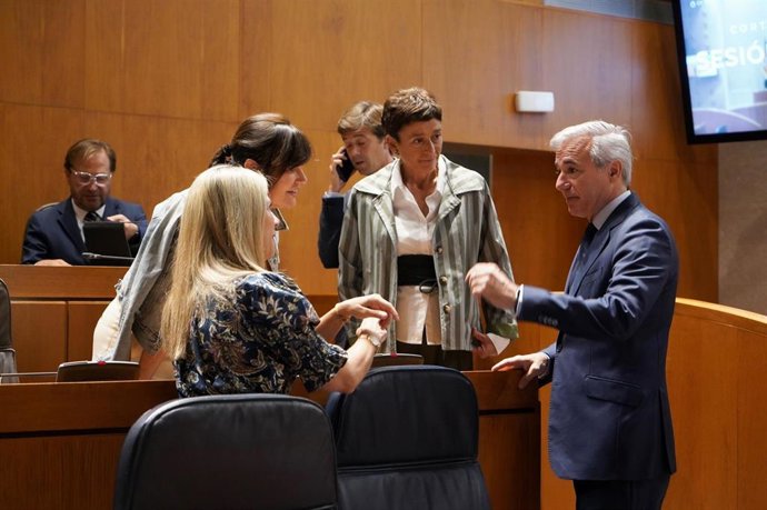 El presidente del Gobierno de Aragón, Jorge Azcón, conversa con diputadas del PP antes del inicio de la segunda jornada de la sesión plenaria de las Cortes autonómicas.