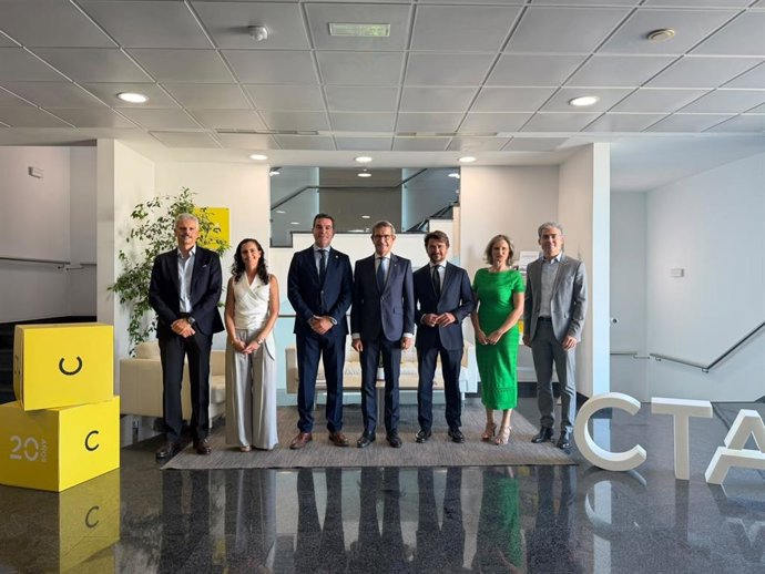 Reunión del consejero de Universidad, Industria, Energía e Innovación, Jorge Paradela, con la cúpula de CTA.