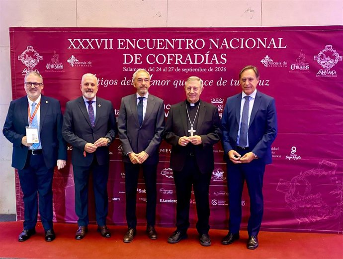 El consejeor y el alcalde con el resto de participantes en la inauguración del encuentro Nacional de Cofradías.