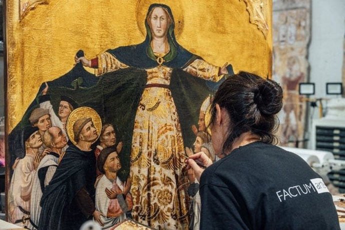 Silvia Álvarez de Factum Arte trabajando en el facsímil de Antoni Peris