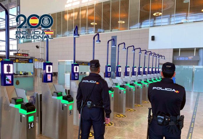 Archivo - Arxiu- Agents de la Policia Nacional en l'aeroport d'Alacant-Elx Miguel Hernández