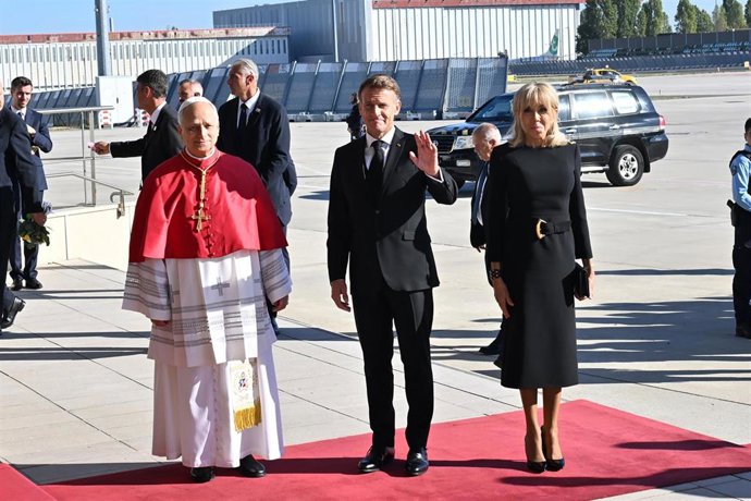 El Papa tras bajar del avión en Francia, junto al presidente de la República y la primera dama.