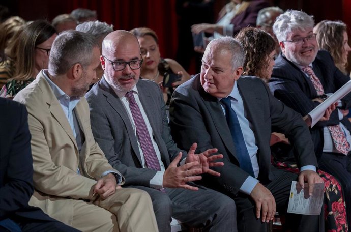 El ministro de Industria y Turismo, Jordi Hereu (d), y el delegado del Gobierno en la Comunidad de Madrid, Francisco Martín (c), durante la entrega de diplomas que acreditan a 16 fiestas locales como Fiestas de Interés Turístico Nacional e Internacional.